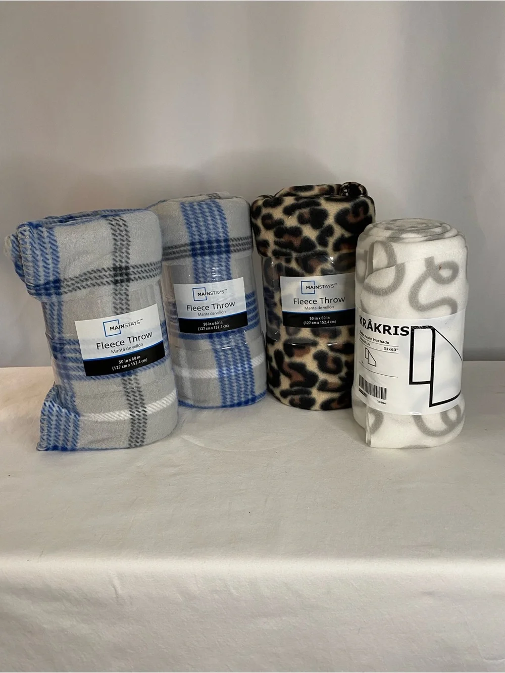 Lot of 4 Lightweight Fleece Throws, New - Picture 1 of 3